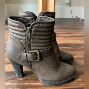 White mountain ribbed brown ankle booties sz 9.5
